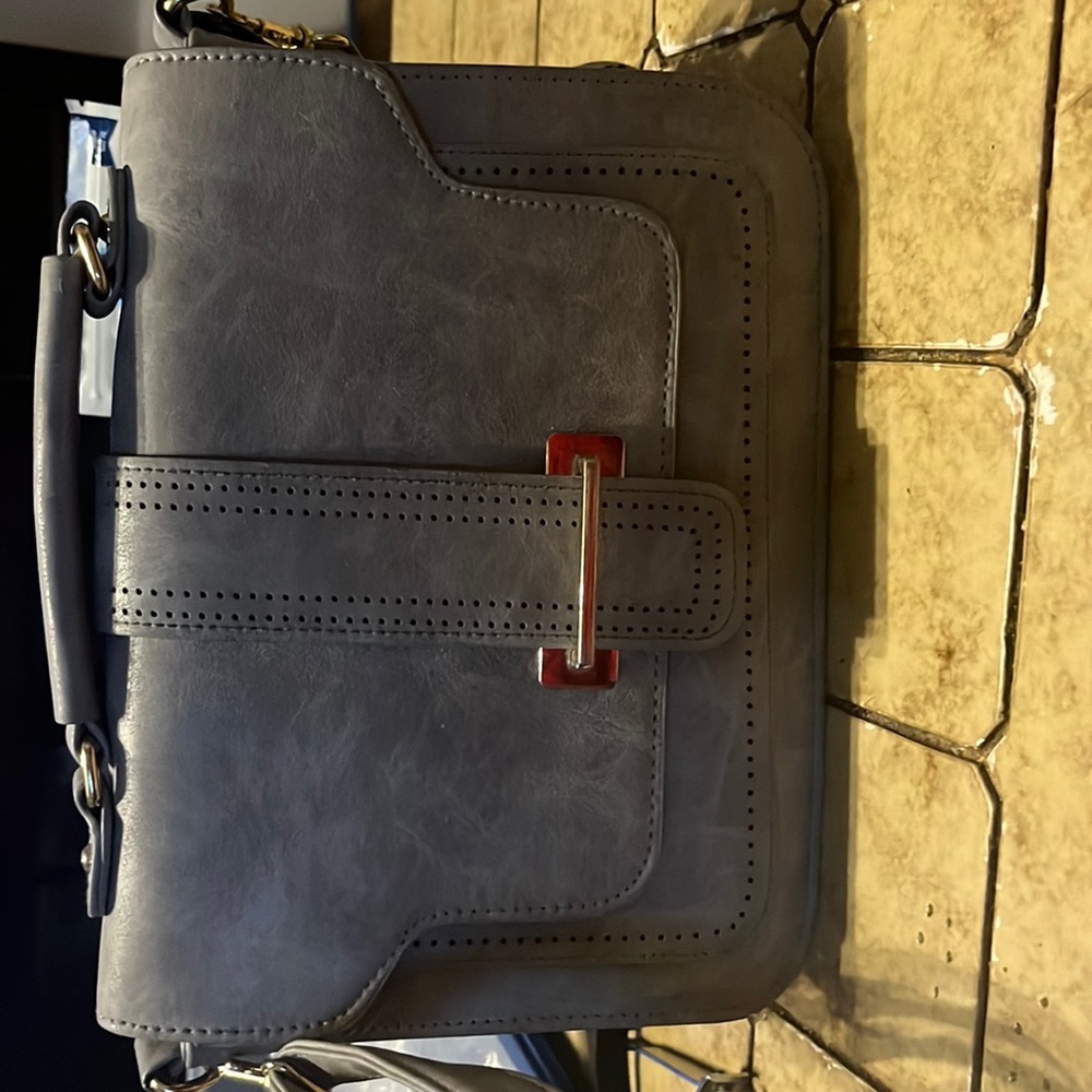 No pockets has a small zipper on the inside three small pouch’s built in